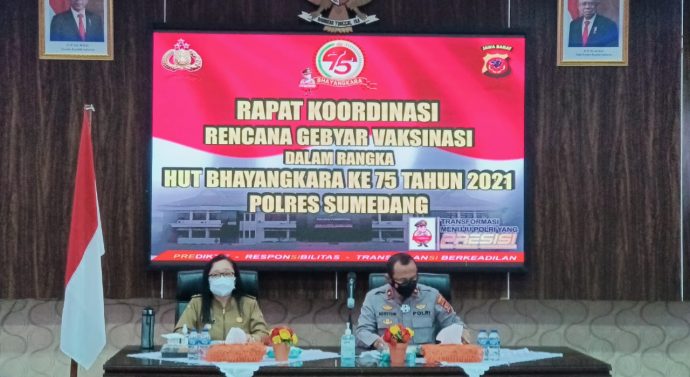 DALAM RANGKA HUT BHAYANGKARA KE-75 POLRES SUMEDANG ADAKAN GEBYAR VAKSINASI
