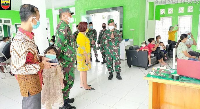 TNI TURUN TINJAU KEGIATAN VAKSINASI MASSAL COVID -19 TNI BERSAMA PEMDA SE- NIAS BARAT DI PUSKESMAS SIROMBU