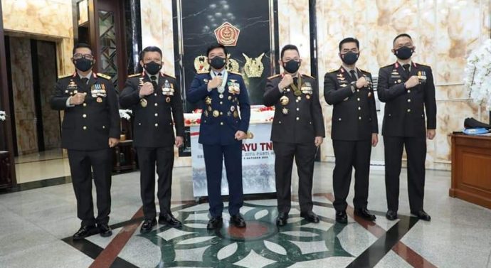 Panglima TNI Terima Kejutan dari Kapolri di HUT Ke-76 TNI