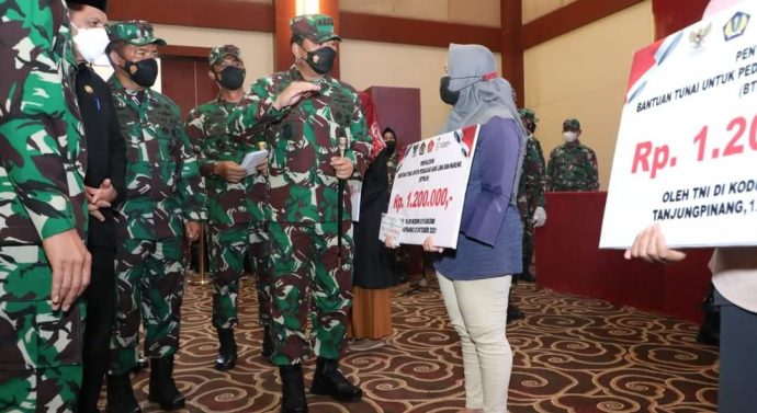 Panglima TNI Tinjau Vaksinasi, Serahkan Bansos dan BLTPKL Kepada Masyarakat Kepri