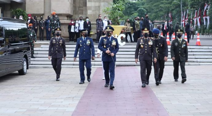 Panglima TNI Dampingi Presiden RI Pada Upacara Peringatan Hari Pahlawan di TMPNU Kalibata