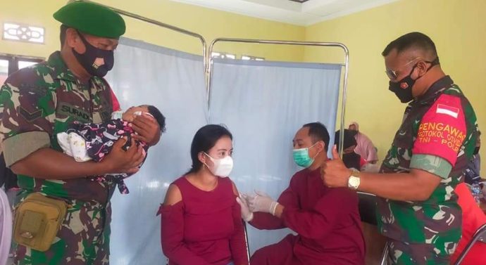 Dengan Sigap, Anggota TNI Ini Gendong Bayi Peserta Vaksin