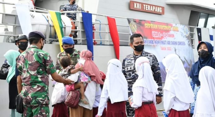 Menarik Minat Anak-Anak Ikut Vaksin, TNI AL Lanal Banyuwangi Gelar Vaksinasi Covid-19 di KRI Terapang-648
