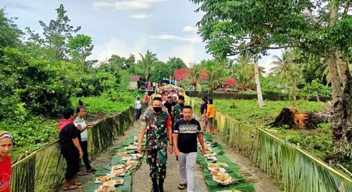 Satgas Yonarhanud 11/WBY Bersama Warga Laksanakan Kegiatan Tradisi Tahunan “Makan Patita” di Negeri Lokki