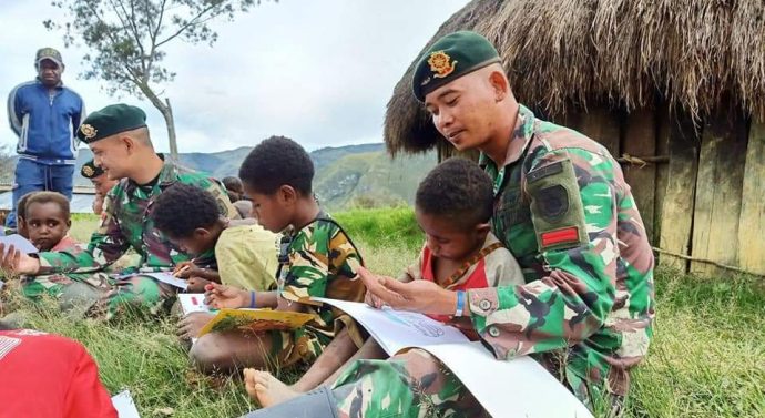 Intip Keceriaan Anak-Anak Pegunungan Tengah Papua Saat Mewarnai Bersama Satgas Yonif MR 412 Kostrad