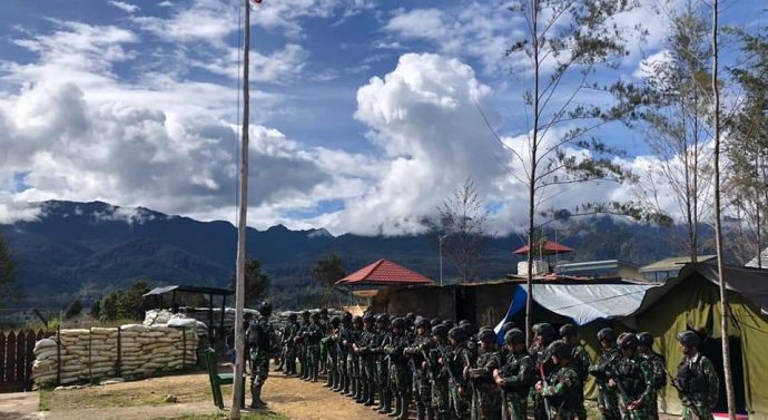 Membantu Mengajar di Pedalaman Papua, Danstagas Yonif R 408 : Kehadiran TNI Harus Menjadi Solusi