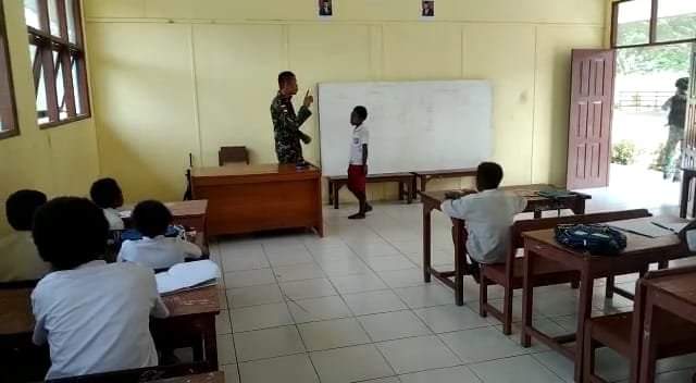 Cerdaskan Anak Bangsa, Satgas Yonif 126/KC Perkuat Tenaga Pendidik Di Perbatasan Papua